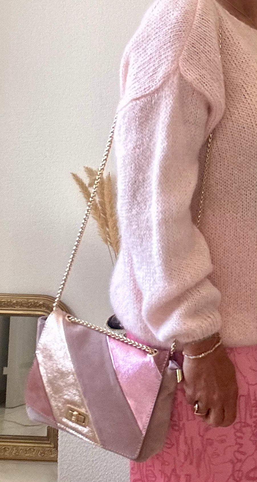 Sac cuir et daim rose bandoulière chaine 23x16 cm