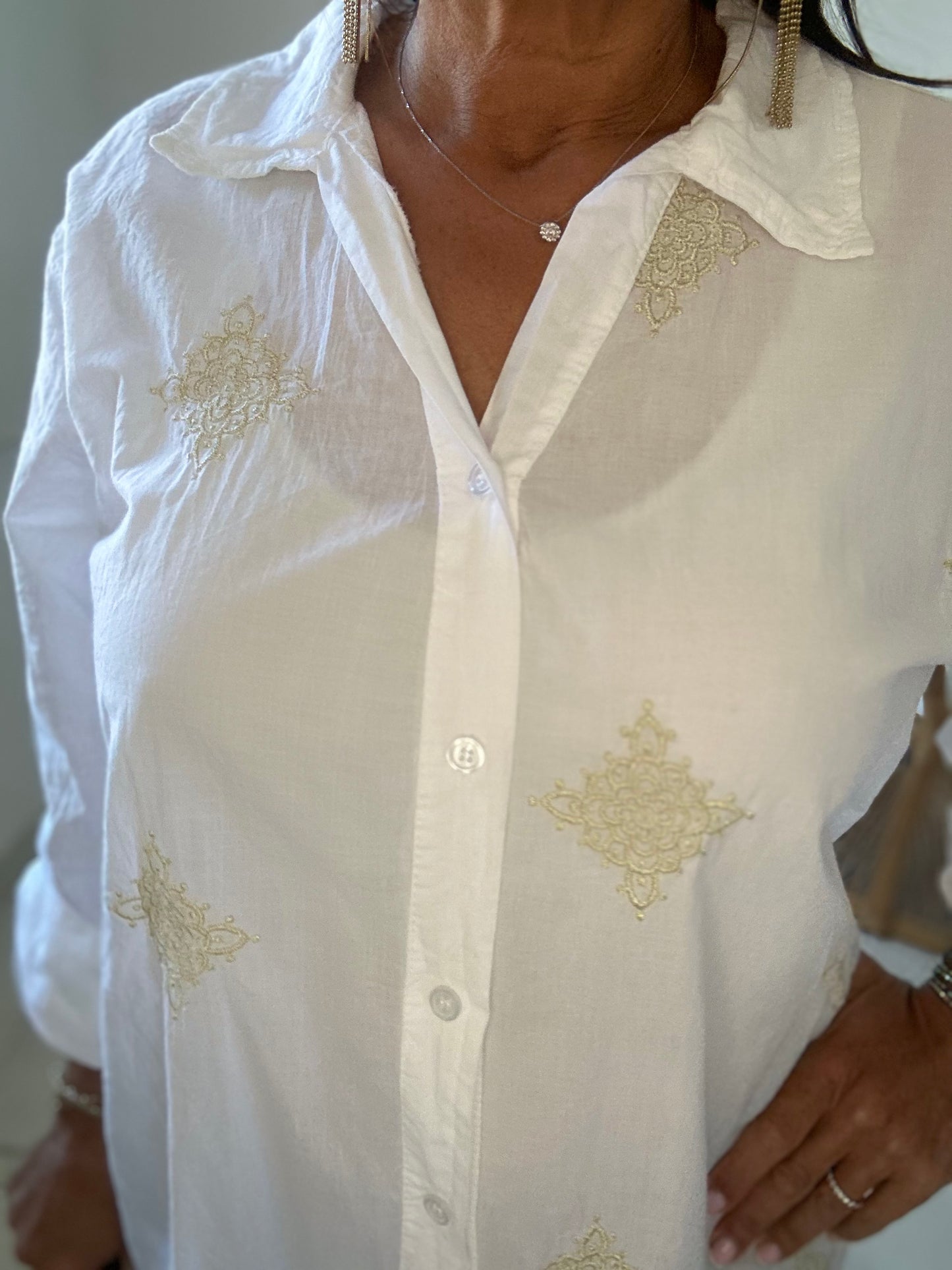 Chemise blanche en coton broderies or TU